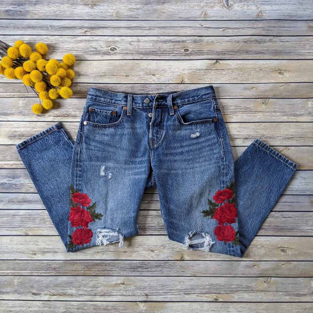 Levi's Rose Embroidered Distressed Tapered… - Picture 14 of 15